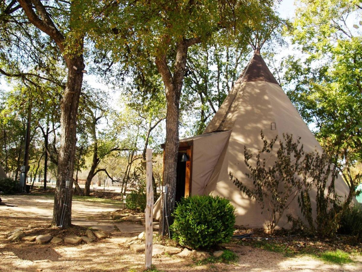 Yellow Flower - Tipi 5 Holiday home *